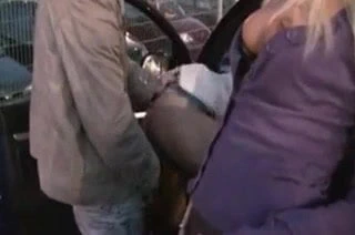 Iki kızlar becerdin tarafından bir yabancı at the parking