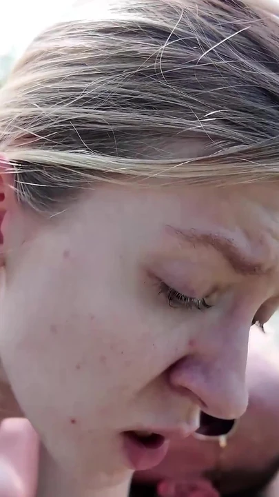 Halka açık anal seks sırasında izleniyoruz