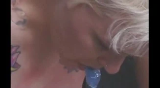 İtaatkar kadının her yeri kırmızıydı.