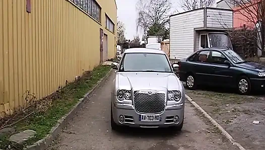 Edepsiz esmer Fransız evli kadın arka ofiste yarak emiyor