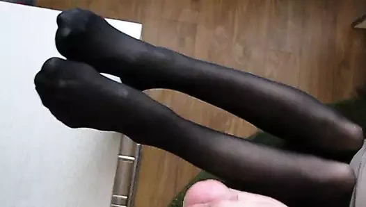 Sikme ve boşalmak üzerinde the bacaklar içinde siyah külotlu çorap