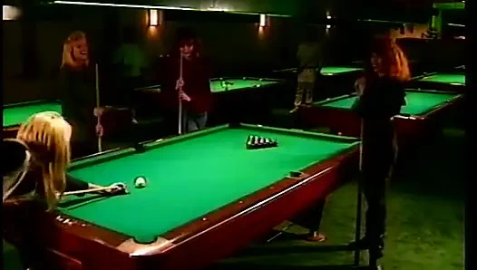 Lezbiyen dörtlü amcık yalama partisi bilardo masasında