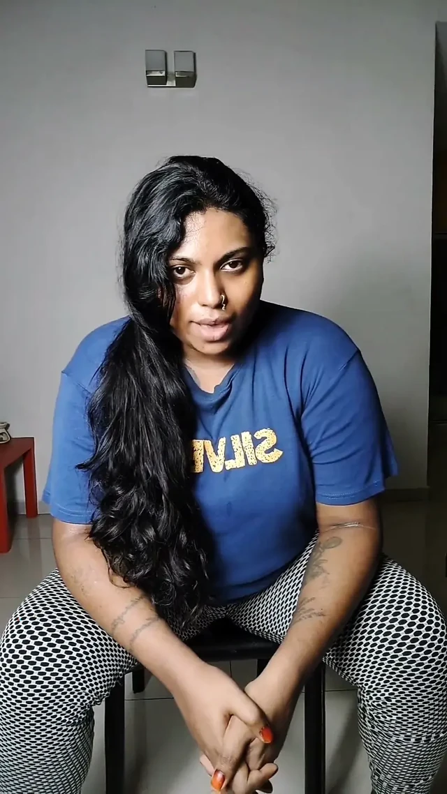 Chitti Ilaria Ramesh'i sari içine sokuyor ve ona terli kirli koltuk altını yalatıyor