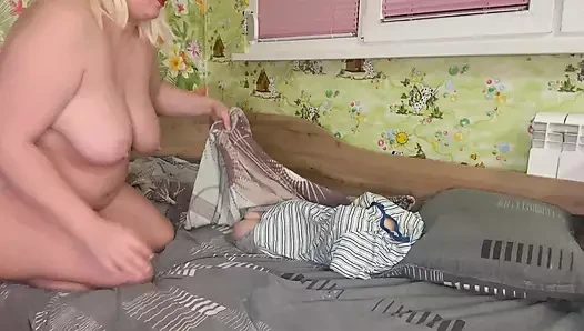 Üvey anne kız arkadaşı onu terk ettikten sonra üvey oğlu John'a önem veriyor