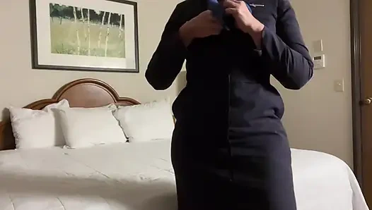 Fa Fiona otel odasında yastıkla biraz eğleniyor