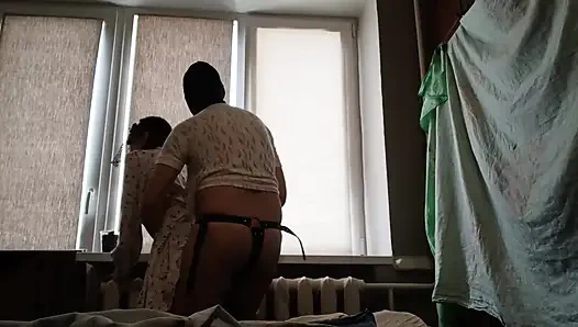 Erkek arkadaşımın üvey annesi beni ondan daha iyi sikiyor