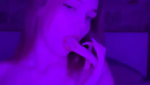 Minyon genç kız mastürbasyon yapıyor ve tatlı bir şekilde emiyor