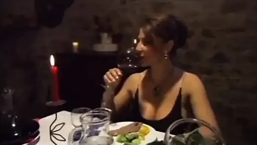 Seksi büyük memeli fahişe yatakta sert yarakla sikişiyor