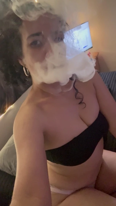 Seksi latin sigara içiyor