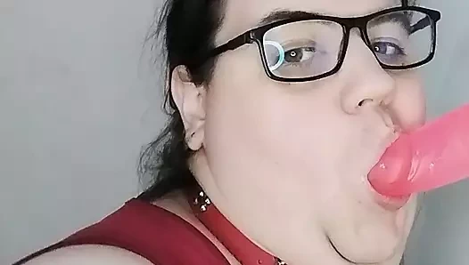 Bir travesti trenler bir yapay penis ile emdi