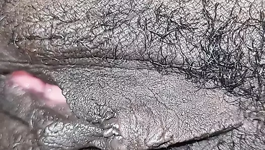 Domuzun karnında sperm, sikimi sokmaktan bıktıktan sonra onu ayaklarıyla siktim