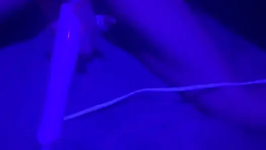 Seksi üvey anne kocasının arkasından kulüpte