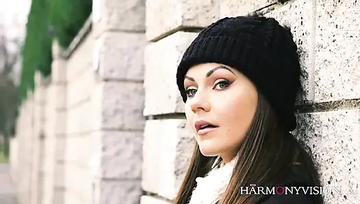 Seksi kahverengi iç çamaşırlı ince güzellik Tina Kay anal sikiliyor