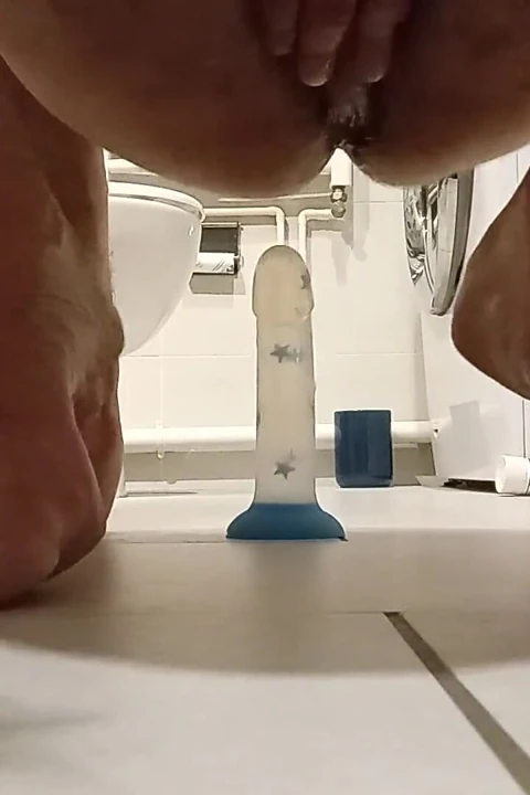 Düz bir dildo sürüsü ve tabanlarını sergiliyordu