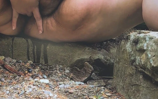 Vahşi doğada işiyor