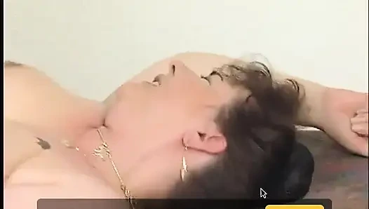 Esmer olgun bayan genç sevgilisinin yarağının üstüne çıkıyor