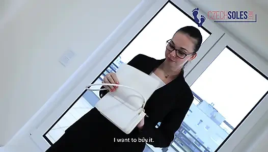 Seksi ayakları ve külotlu çorapıyla komisyonunuzu ödüyor