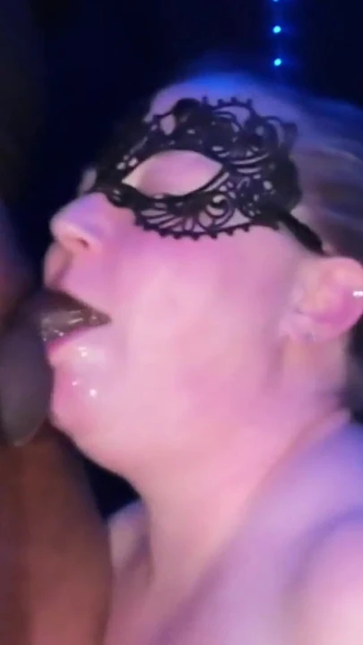 "Ateşli orta yaşlı seksi kadın komşu çocuğa oral sakso çekiyor ıslak gırtlağına kadar alıyor"