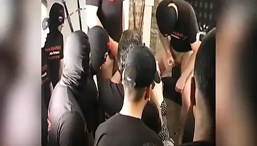 Esmer Sürtük Kalabalık Tarafından Sikiliyor Ve Birden Fazla Yüze Boşalma Alıyor