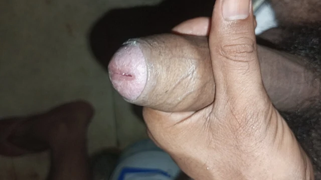 Черный член в ванной с белой водой