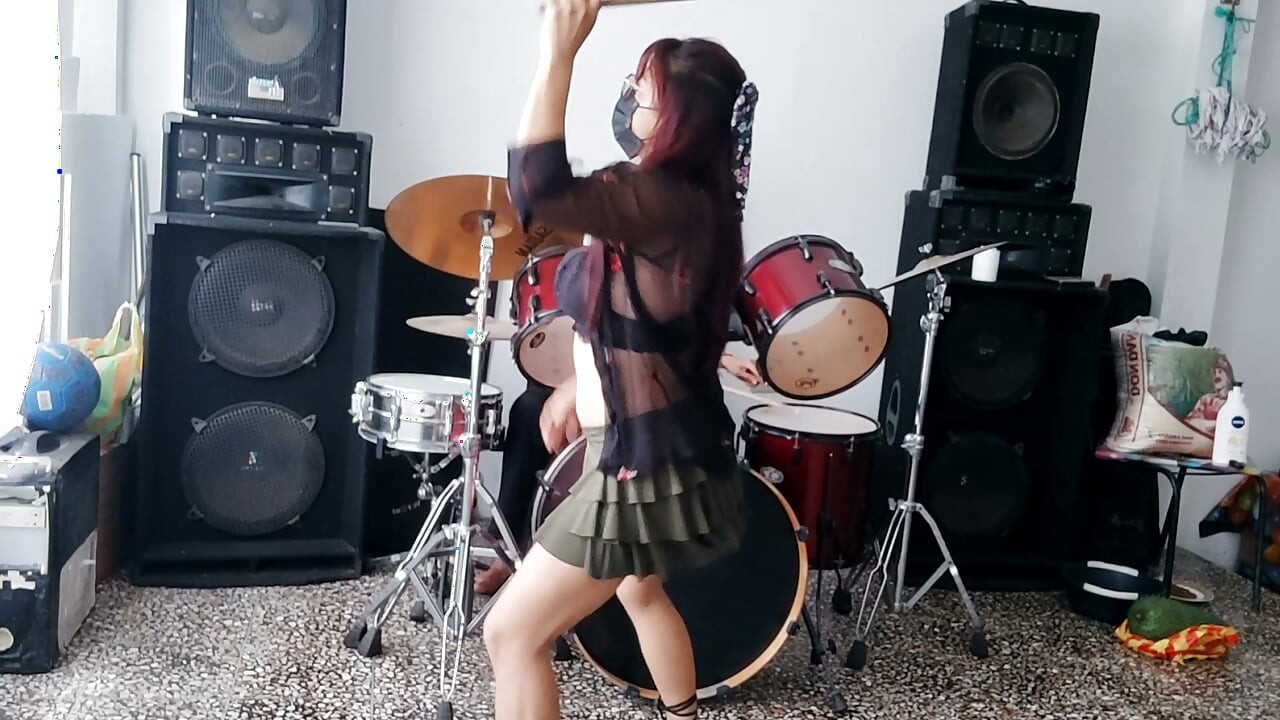 En iyi kadın arkadaş, erkek arkadaşı davul çalarken ona seksi bir dans yapıyor.