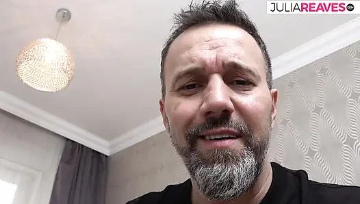 Azgın genç kız büyük bir dildo emiyor ve sonra amını onunla sikiyor