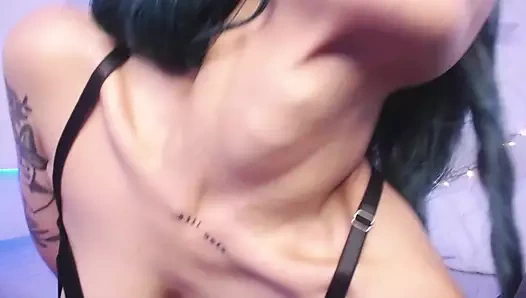 O ovuştururken busty egzotik aika'nın meme uçları kıyafetten kayıyor