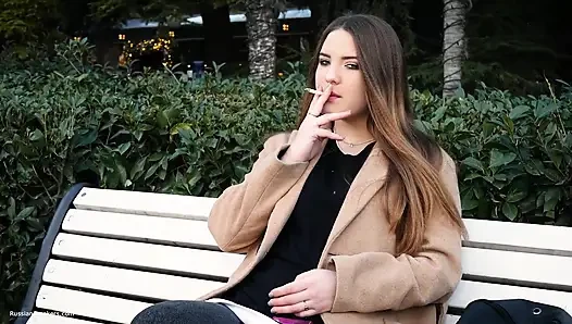 Rus kız öğle tatilini arka arkaya 3 kez sigara içerek geçiriyor