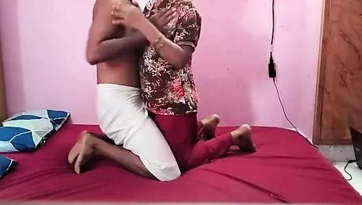 Tamil kız ilk kez emiyor