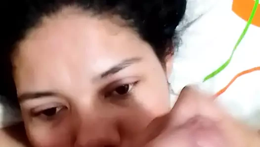 Güzel kız arkadaş gırtlağına kadar alıyor