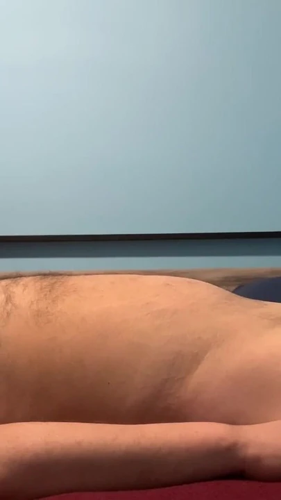 Sulu bir oral seks ile uyurken erkek arkadaşını uyandırır ve onun tüm boşalmasını yutar ve emmeye devam eder. | Klip 1