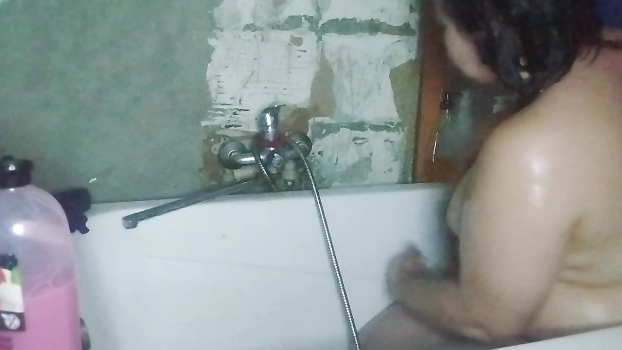 Banyoda kamera ve büyük götlü bir kız işiyor, çok seksi