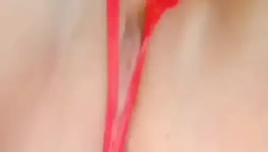 Azgın pinay genç kız kırmızı külotla sıkı amını parmaklarken yumuşak bir şekilde inliyor