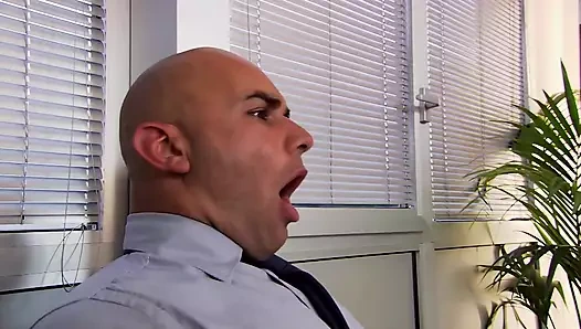 Cathy'nin götünde bir büyük yarak