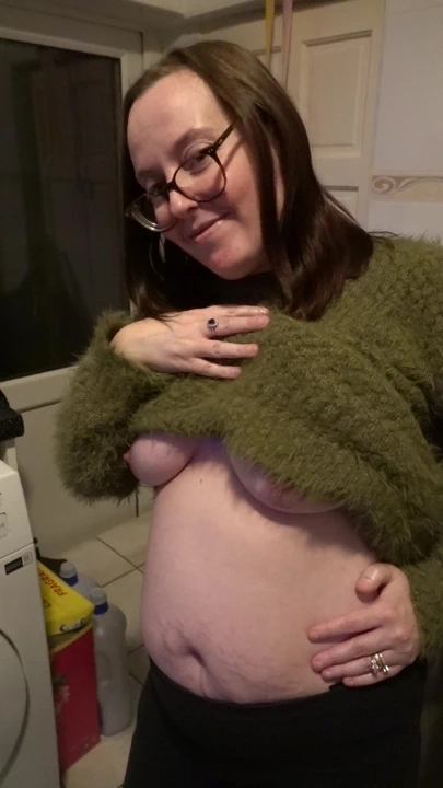 Evli kadın göğüslerini gösteriyor