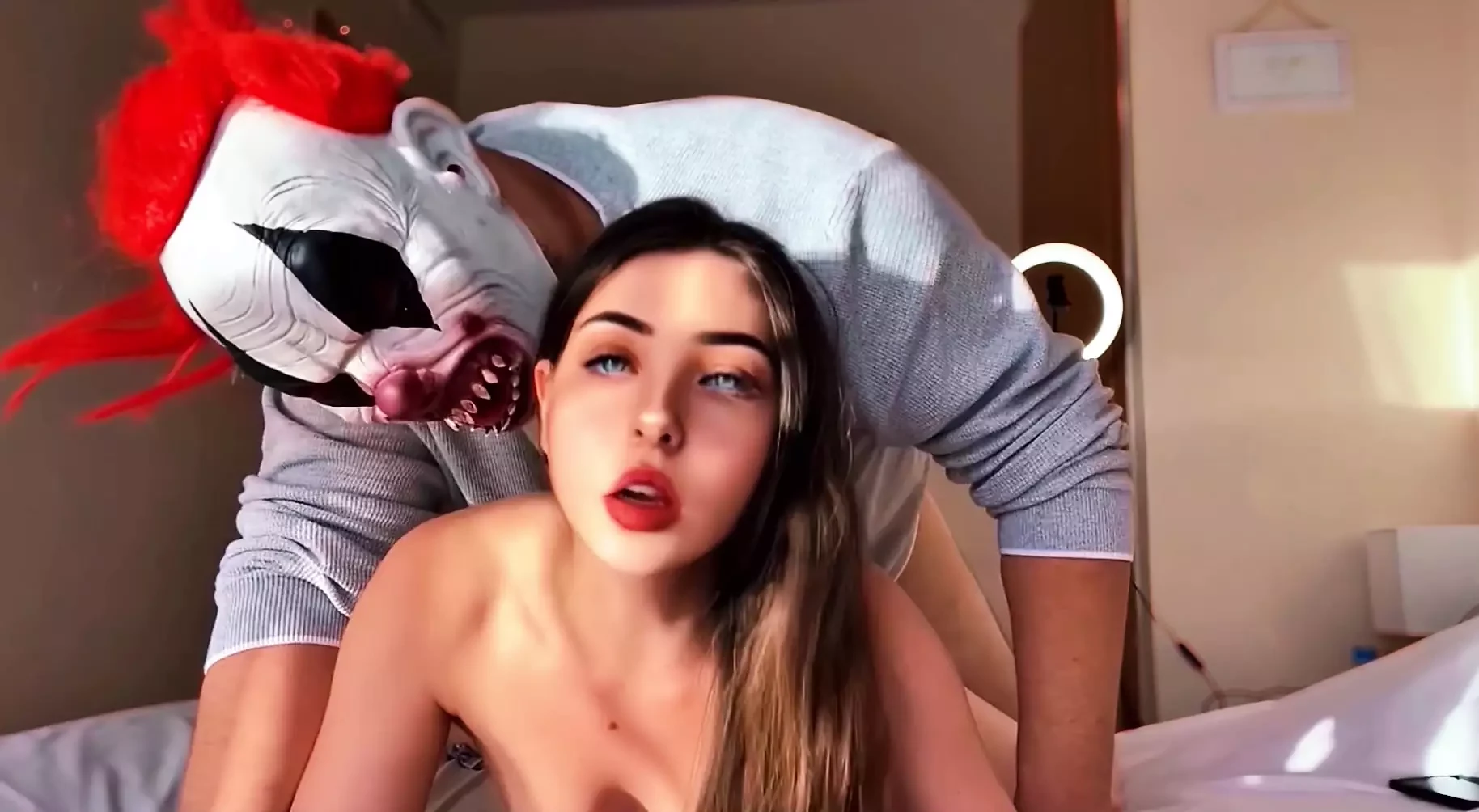 Üvey kızımla oynamaya başladık ve sert sikişmeyi bitirdik