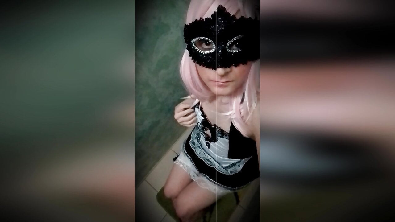 Gizemli maskeli trans kız kendini gösteriyor
