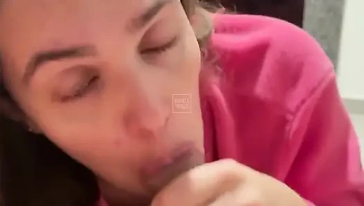 Gerçek çift oturma odasında romantik seks yapıyor