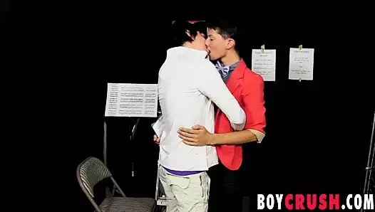 Üst benjamin riley popo arkadaşı kyler moss'u çarpıyor