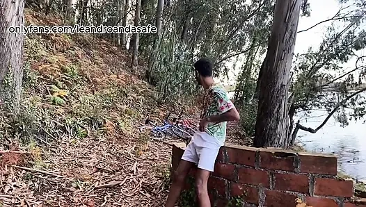 Ormanda bulduğum bir yabancıya veriyorum