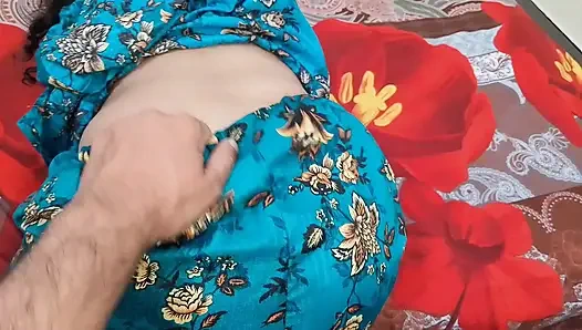 Hintli kadın onu pizza yeme bahanesiyle evine davet etti ve yarağını yakaladı