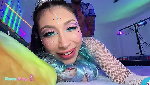 Penelope Woods anal tıkacını gösteriyor ve amının içine boşalıyor!