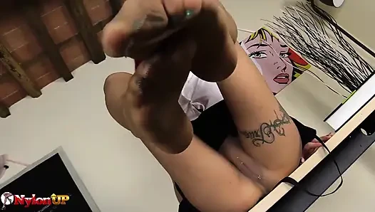 Dövmeli kızıl saçlı ayak fetişi videosunda amını oynatıyor