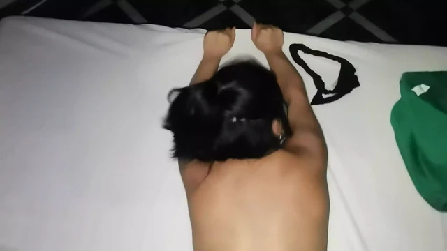 Üvey annemin içkileri bitti ve gecenin bir yarısı odama geldi