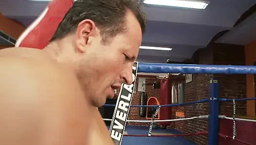 Harika büyük memeli sarışın azgın boksörle sikişiyor