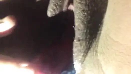 Dildoyla mastürbasyon yapıyor