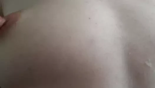 Benim küçük memelerim ve büyük meme uçlarım