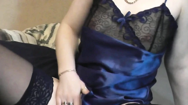 Solo seksi kız assol. Külotsuz sabahlıkta kız domalarak içine girdi, parmaklar ıslak amına mastürbasyon yapıyor, orgazm ve fışkırtıyor