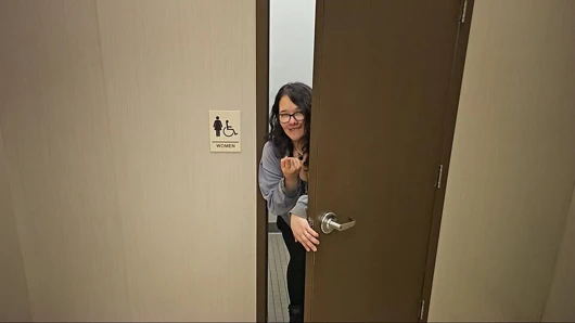 Üvey erkek kardeşini umumi banyoya götürerek biraz hızlı eğlence