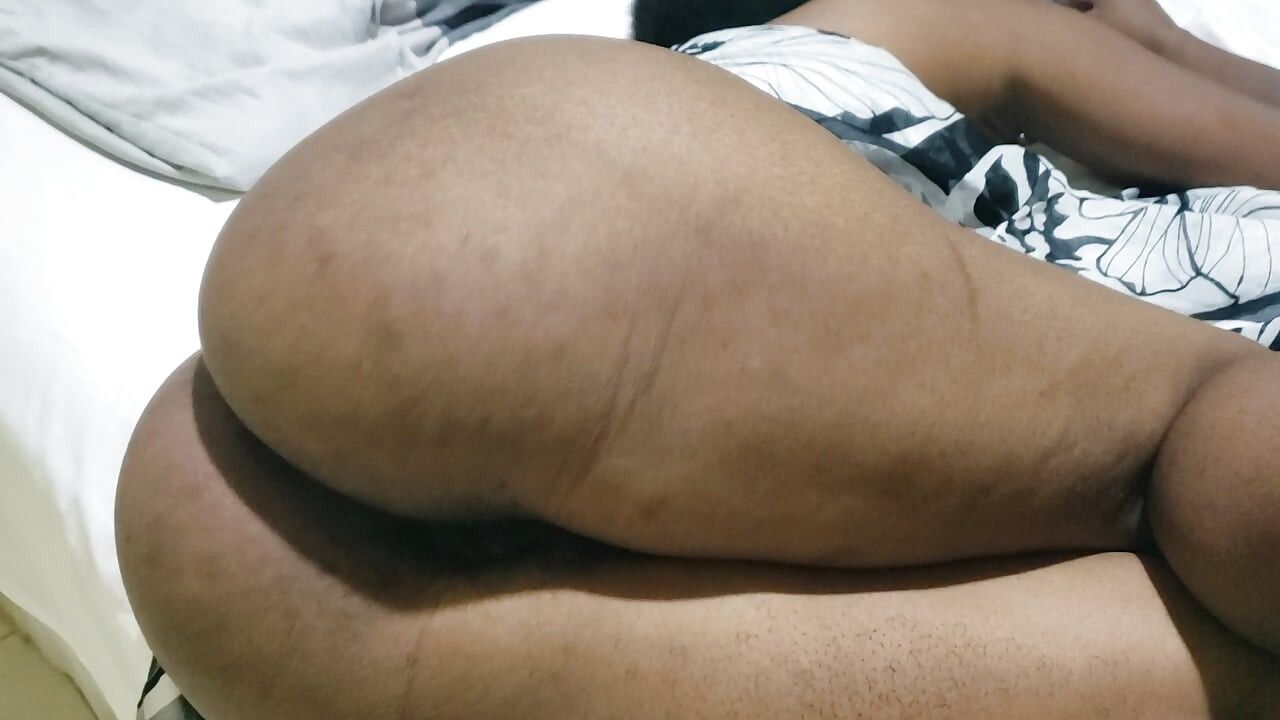 O götlü ateşli orta yaşlı seksi kadın amcığını sır olarak alıyor